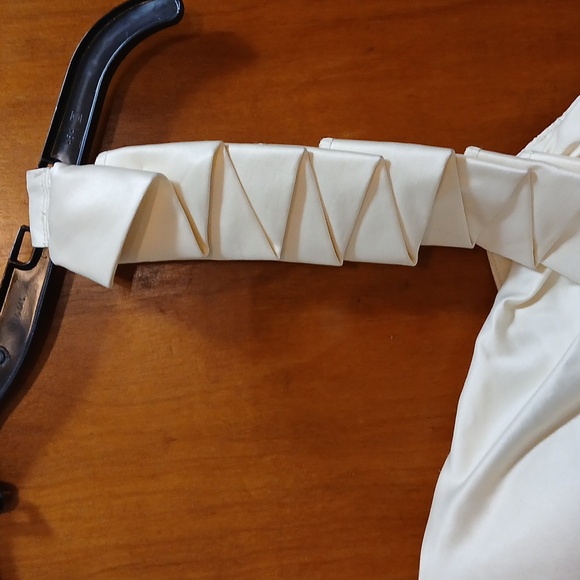 XOXO cream colored one strap formal dress - Picture 2 of 6